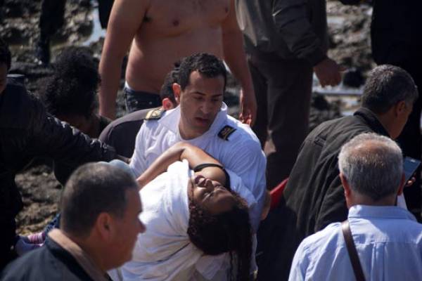 Συγκλονιστικές εικόνες από το ναυάγιο με τους μετανάστες στη Ρόδο (φωτογραφίες)