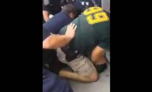 Αστυνομικοί σκοτώνουν πολίτη. &quot;Δεν μπορώ να αναπνεύσω&quot; φώναζε (φρικιαστικό βίντεο)