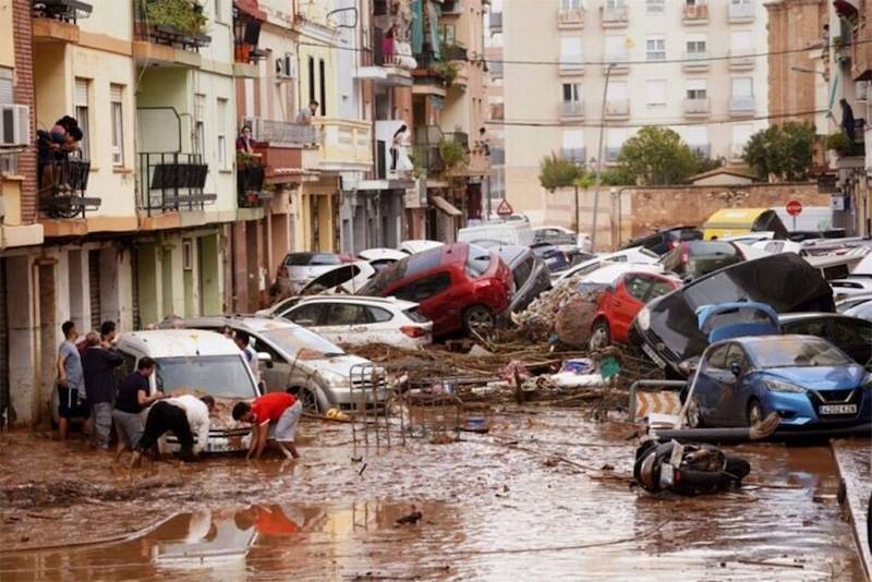 Στους 205 αυξήθηκε ο αριθμός των νεκρών από τις πλημμύρες στην ανατολική Ισπανία, ενώ οι αρχές έστησαν προσωρινό νεκροτομείο στη Βαλένθια