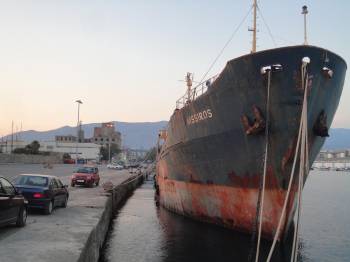 Αποχωρεί επιτέλους και το... στοιχειωμένο &quot;Νίσυρος&quot; από το λιμάνι της Καλαμάτας