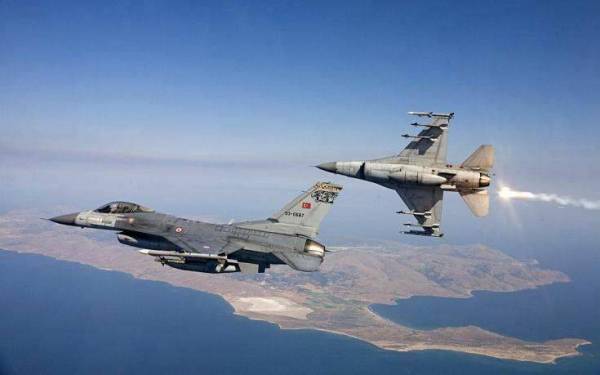 Τουρκικά αεροσκάφη πέταξαν πάλι πάνω από τις Οινούσσες