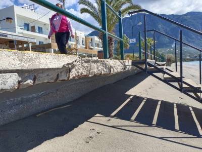 Ναυαρίνου: Ένα πεζοδρόμιο 35 ετών με φανερά τα σημάδια του χρόνου (Φωτογραφίες)