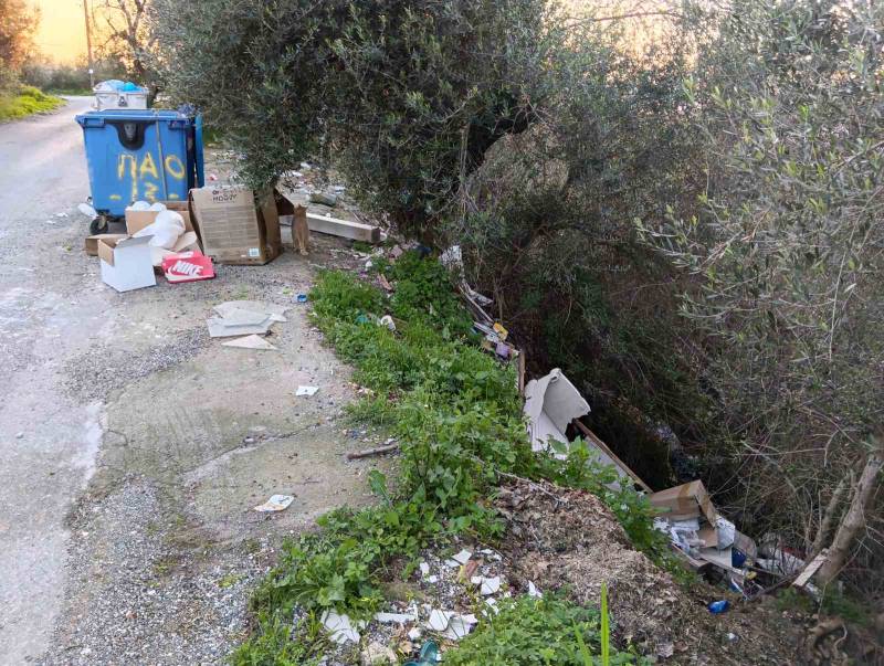 Σκουπιδότοπος στο ρέμα Ξερίλα