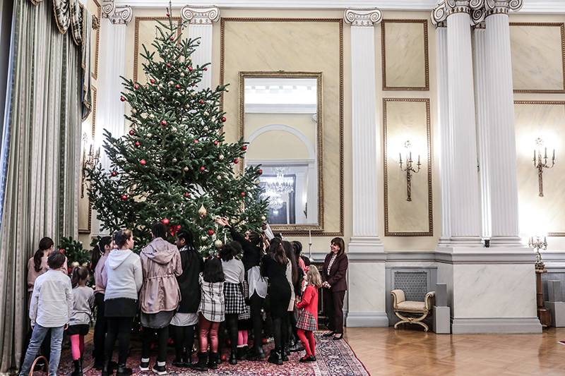 Η Κατερίνα Σακελλαροπούλου στόλισε το δέντρο του Προεδρικού Μεγάρου παρέα με παιδιά από το Χατζηκυριάκειο