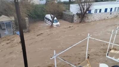 Κακοκαιρία στις Κυκλάδες: Στο επίκεντρο Πάρος και Μύκονος (βίντεο)