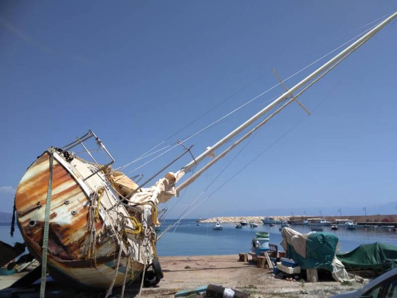 Ανέλκυση επικίνδυνου κατασχεμένου ιστιοφόρου από το λιμάνι της Κορώνης (βίντεο)