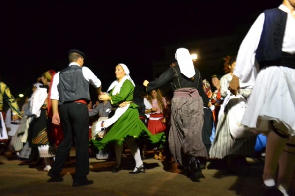 Με χορούς, μουσικές και χρώματα πλημμύρισε η πλατεία της Κυπαρισσίας (Φωτογραφίες)
