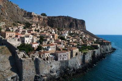 Τελεφερίκ και φωτισμός στη Μονεμβασιά