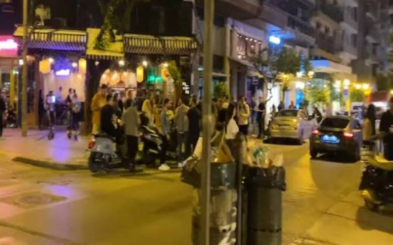 Δεύτερη νύχτα συνωστισμού για ένα ποτό στη Θεσσαλονίκη - Νέα επέμβαση της Αστυνομίας (Βίντεο)