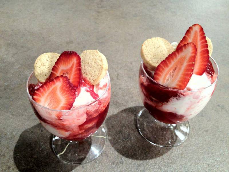 Παγωτό με σος φράουλα και σπιτικά μπισκότα