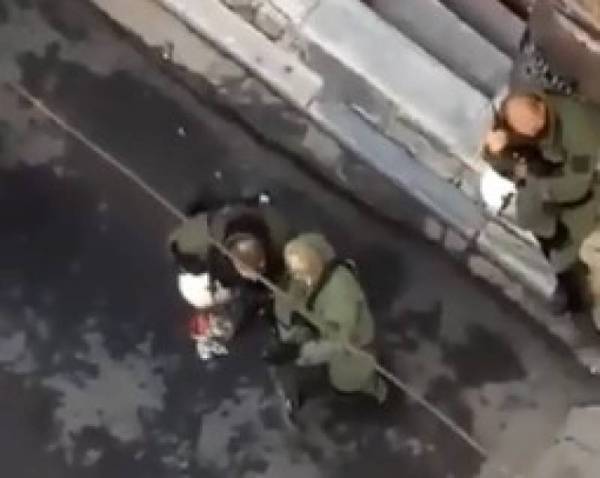 Αρχηγείο ΕΛΑΣ: Πειθαρχική δίωξη για την καταστριφή ανθοδέσμης στο μνημείο της δολοφονίας Γρηγορόπουλου (βίντεο)