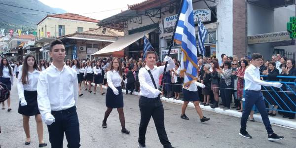 Με παρέλαση και χορούς η εθνική επέτειος στην Κυπαρισσία (βίντεο-φωτογραφίες)