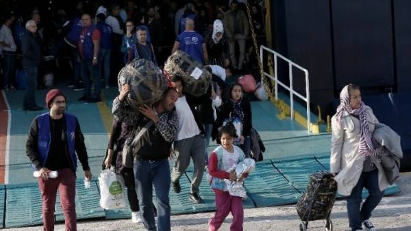 Περισσότεροι από 900 πρόσφυγες μεταφέρονται στην ηπειρωτική Ελλάδα