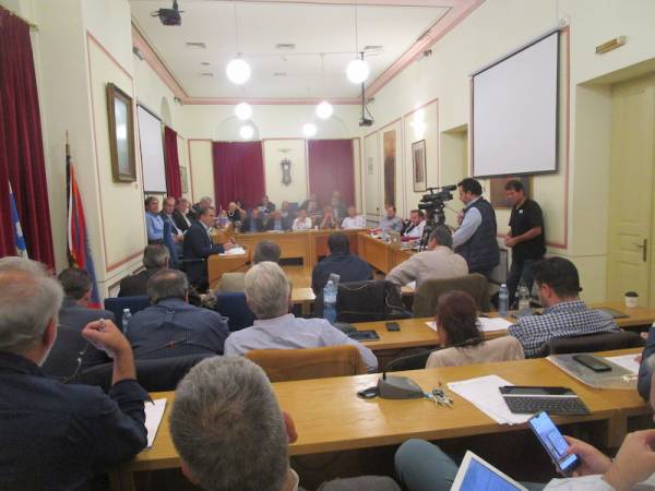 Ένταση και αντιπαράθεση στο Δημοτικό Συμβούλιο: Οριακή απόφαση για το Ανοιχτό Θέατρο Καλαμάτας