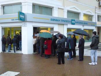 Ουρές πρωί - πρωί στις τράπεζες