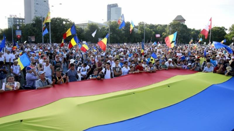 Ρουμανία: Χιλιάδες διαδηλωτές στους δρόμους ζητώντας την παραίτηση της κυβέρνησης