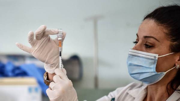 Σχολεία: Καλούνται και οι εκπαιδευτικοί για τρίτη δόση εμβολίου