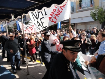 Οι &quot;Αγανακτισμένοι&quot; επιτέθηκαν σε επισήμους στην παρέλαση της Καλαμάτας