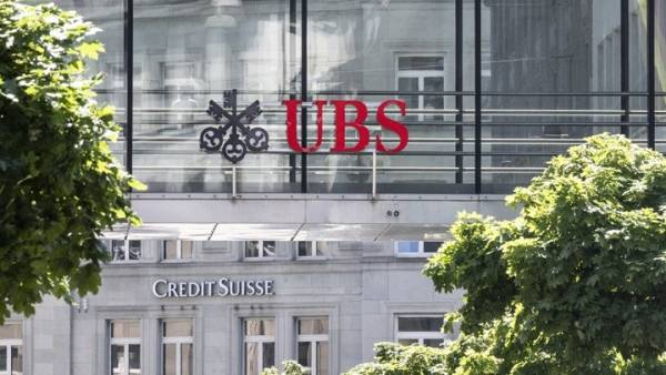 35.000 θέσεις εργασίας καταργεί η UBS μετά την εξαγορά της Credit Suisse