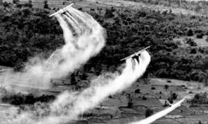 Οι Αμερικάνοι ψέκαζαν τους Βιετναμέζους με χημικά