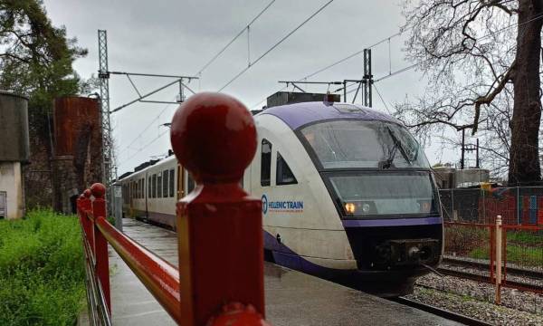 Ακινητοποιήθηκε τρένο από Θεσσαλονίκη για Λάρισα – Κόλλησαν τα φρένα και άρχισαν να βγαίνουν καπνοί (βίντεο)