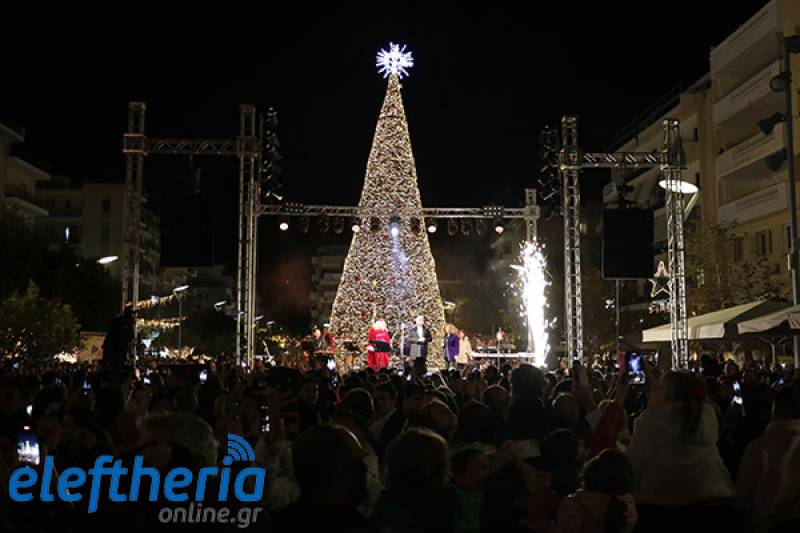 Καλαμάτα: Πλήθος κόσμου στη φωταγώγηση του χριστουγεννιάτικου δέντρου στην κεντρική πλατεία (βίντεο-φωτογραφίες)