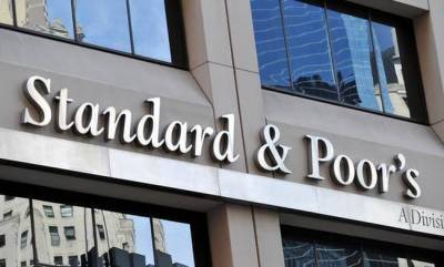 Ο οίκος πιστοληπτικής αξιολόγησης S&amp;P αναβάθμισε σε θετικές τις προοπτικές του αξιόχρεου της Ελλάδας