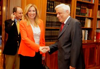 "Η Ελλάδα θα παραμείνει στην Ευρώπη και στην Ευρωζώνη" τόνισε ο Παυλόπουλος μιλώντας με τη Γεννηματά