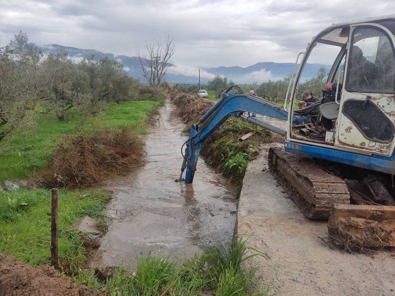 Καθαρίζεται επιτέλους το σημαντικό χαντάκι της Λυγδούς