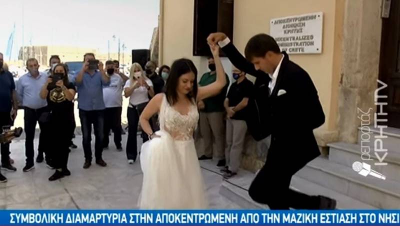 Κρήτη: Ο κορονοϊός ανέβαλε ξανά το γάμο τους - Η πρωτότυπη διαμαρτυρία γαμπρού και νύφης (Βίντεο)