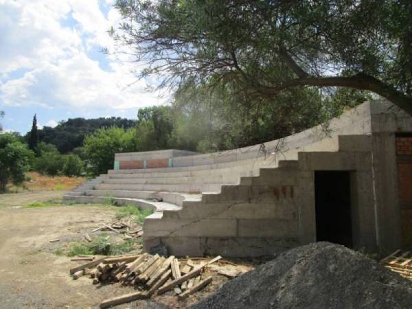 Σε “γεφύρι της Αρτας” μετατρέπεται η κατασκευή του ανοιχτού θεάτρου Καλαμάτας