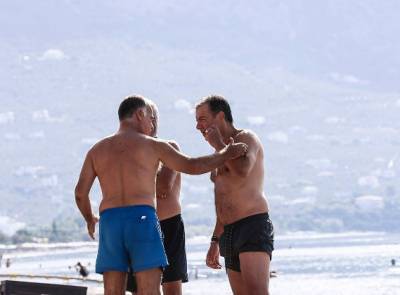 Μπάνιο στην... τυχερή Καλαμάτα έκανε ο Στ. Θεοδωράκης