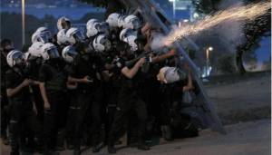 Τουρκία: Η Αστυνομία θα πυροβολεί όποιον κρατά βόμβα μολότοφ