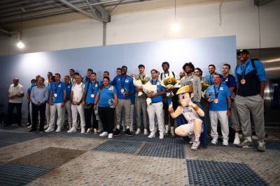 Θερμή υποδοχή της Εθνικής Ομάδας στο «Ελ. Βενιζέλος» (βίντεο)