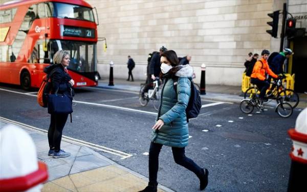 Μεγάλη Βρετανία: Σκέψεις για επαναφορά της χρήσης μάσκας και της τηλεργασίας