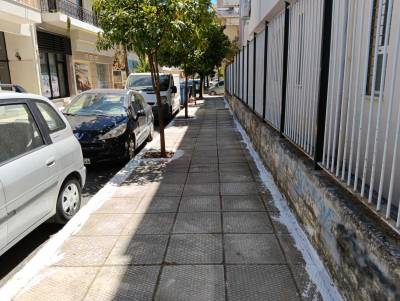 Καθάρισαν το πεζοδρόμιο