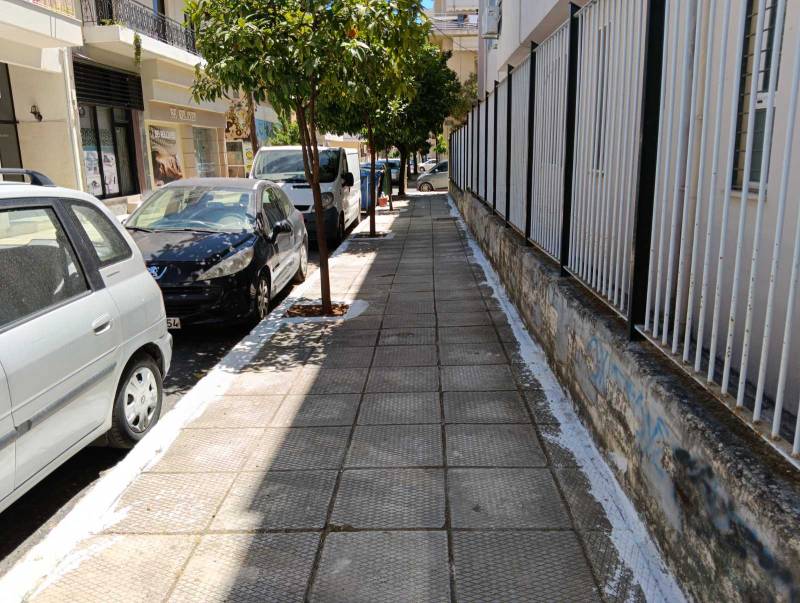 Καθάρισαν το πεζοδρόμιο