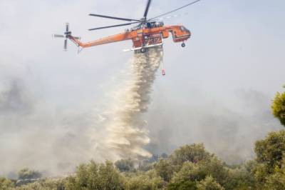 Μεγάλη φωτιά στη Μήλο: Ήχησε το 112 (βίντεο)