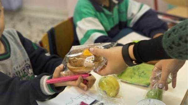 ΣΥΡΙΖΑ: Χαρίτσης με άλλους 37 βουλευτές για ζεστά σχολικά γεύματα