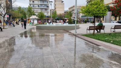 Καλαμάτα: Ξεχείλισε το βόρειο συντριβάνι στην κεντρική πλατεία Καλαμάτας