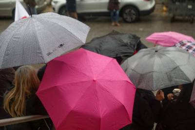 Σε εξέλιξη η κακοκαρία εξπρές: Βροχές μέχρι την Τρίτη – Οδηγίες από την Πολιτική Προστασία (βίντεο)