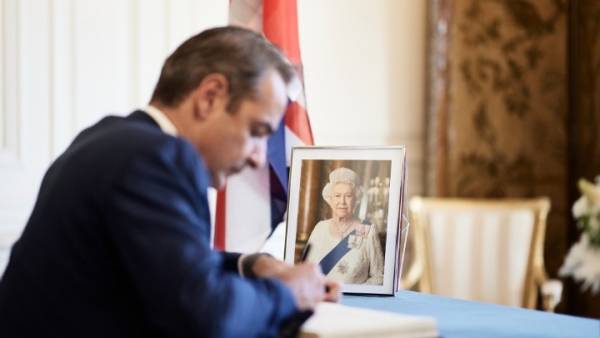 Κυριάκος Μητσοτάκης: Υπέγραψε στο βιβλίο συλλυπητηρίων της Βρετανικής Πρεσβείας για τη Βασίλισσα Ελισάβετ