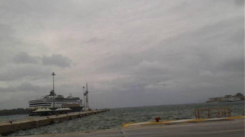 Καιρός: Βροχές «σαρώνουν» την Κέρκυρα - «Δεμένα» τα πλοία