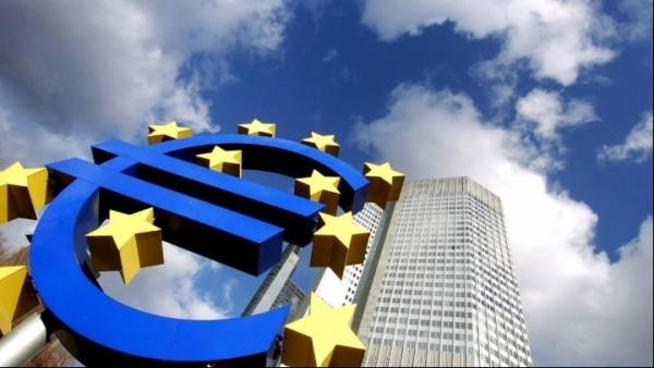 Περισσότεροι από 100 οικονομολόγοι θέλουν τη διαγραφή των δημόσιων χρεών που διακρατά η ΕΚΤ