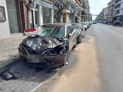 Καλαμάτα: Τρελή πορεία αυτοκινήτου τα ξημερώματα στη Φαρών - Ζημιές σε αρκετά σταθμευμένα ΙΧ