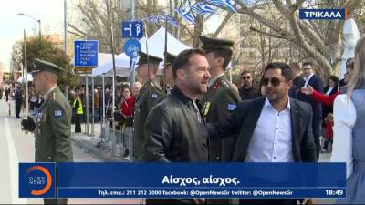 Παρέλαση 25ης Μαρτίου: Ξέσπασμα οργής οικογένειας, που έχασε 3 κορίτσια στα Τέμπη