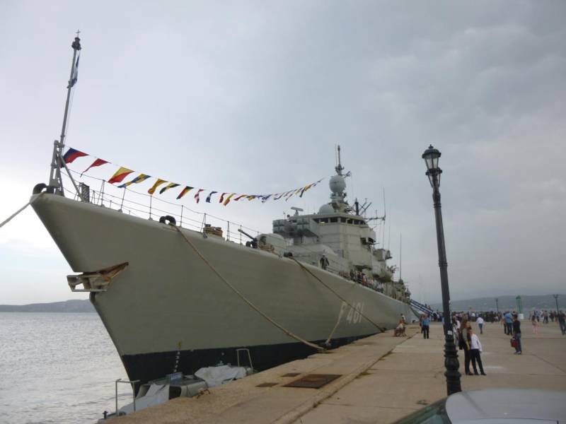 Φρεγάτα στο λιμάνι της Πύλου
