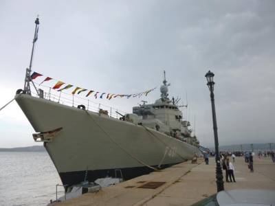 Φρεγάτα στο λιμάνι της Πύλου
