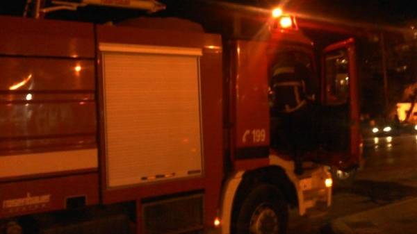 Κάηκε ολοσχερώς μεταφορική εταιρεία στην Κόρινθο (Βίντεο)