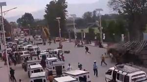 Κτίριο πέφτει πάνω σε μοτοσικλετιστές με το σεισμό του Νεπάλ (σκληρό βίντεο)